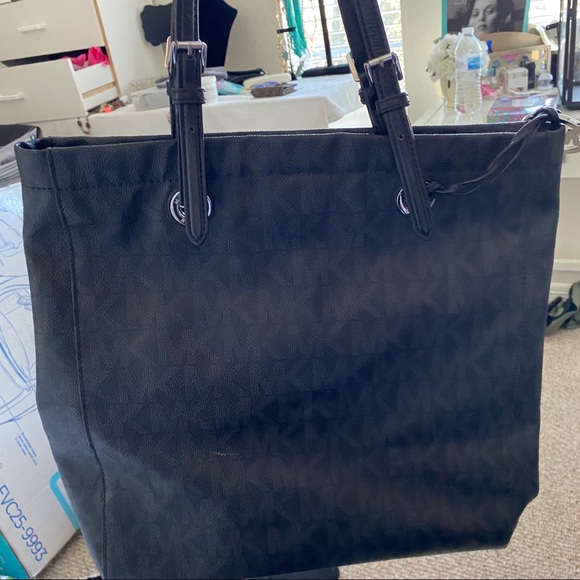 Bundle!!! Three Michael Kors purses - Picture 7 of 8